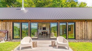 Outdoor dining - Morgan Branch Cabin | Modern Mountain Cabin with Panoramic Views Near Asheville (Marshall)