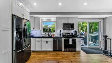 Een koelkast, een magnetron, een oven, een kookplaat