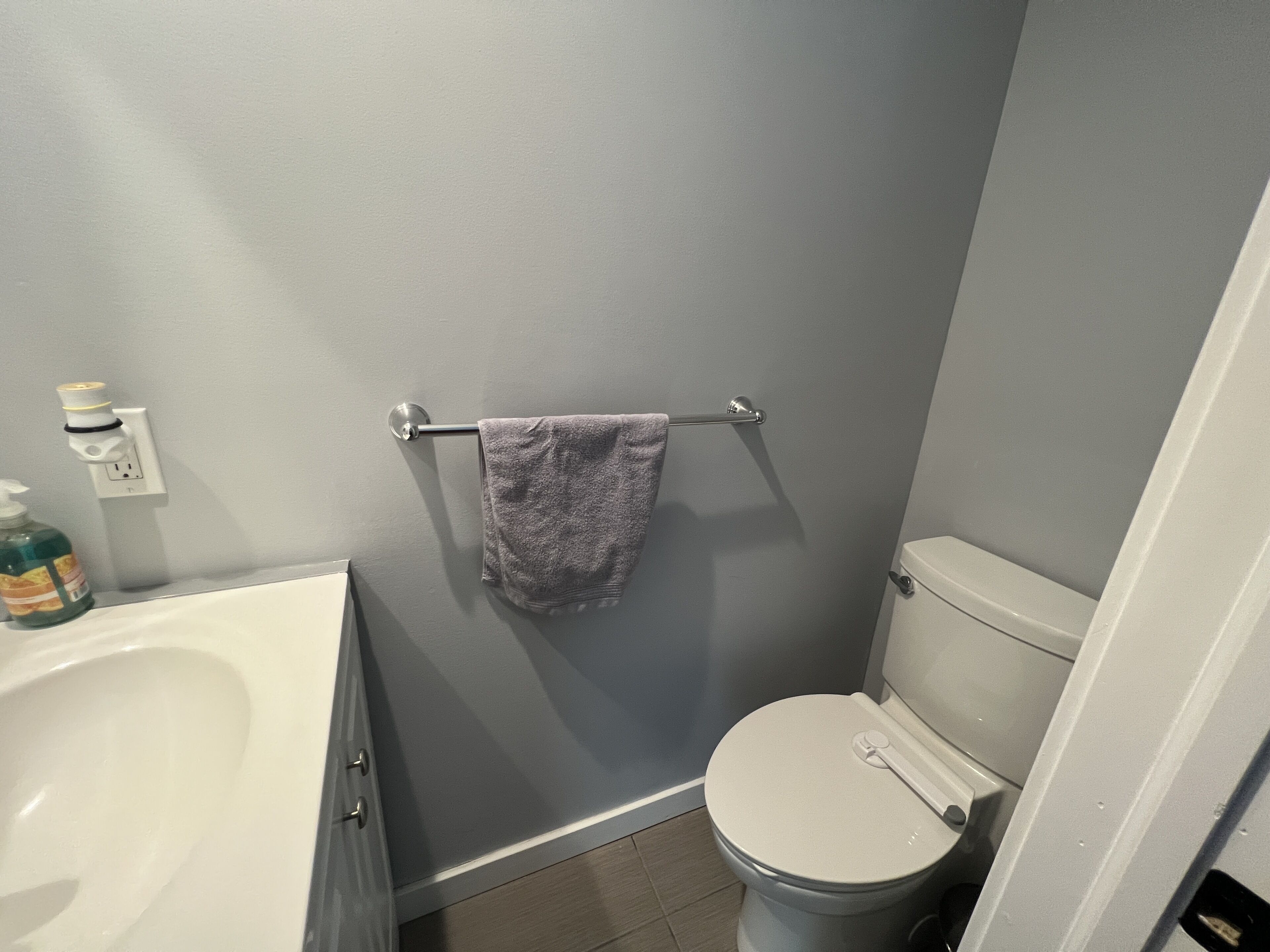 Beautiful House, Dogs ok! in WLE! Walk to the pool!