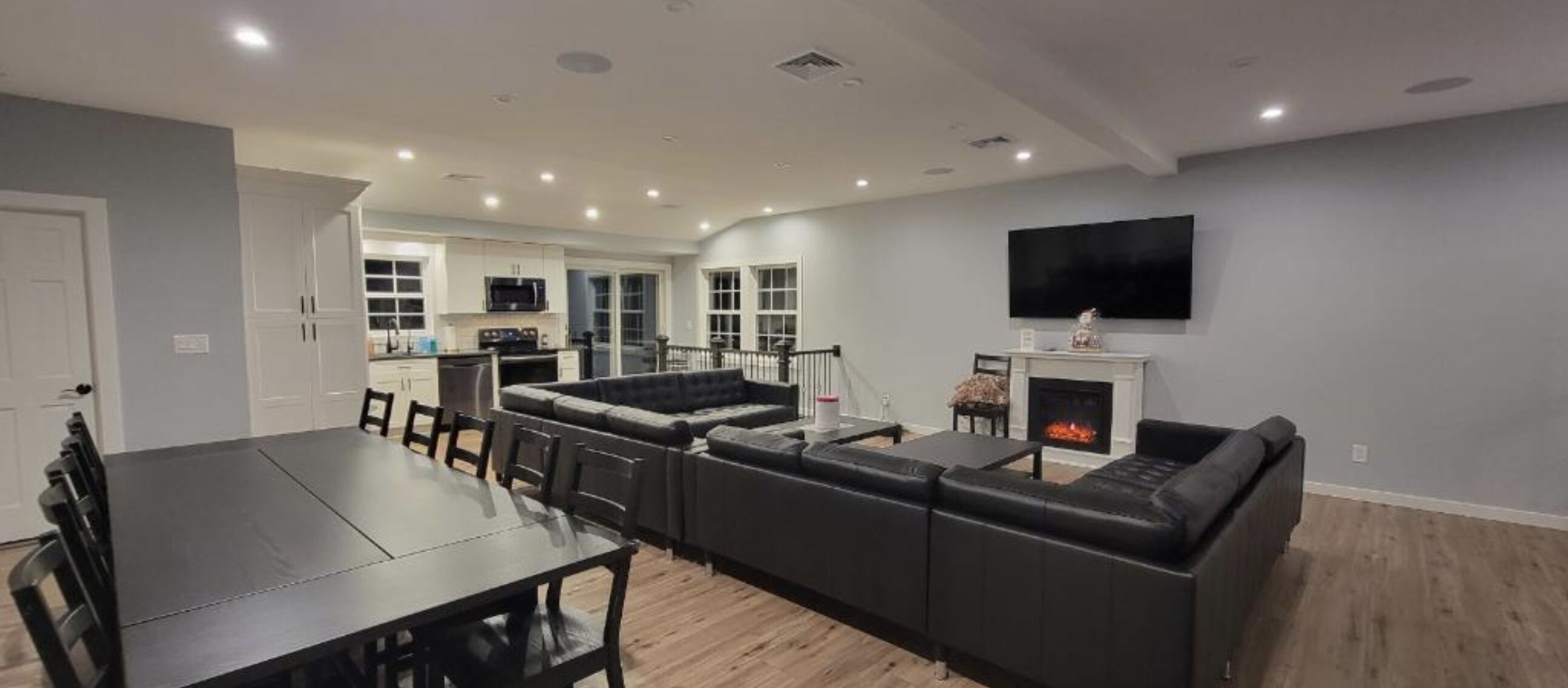 Beautiful House, Dogs ok! in WLE! Walk to the pool!