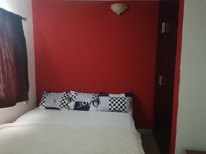 Quarto solteiro conforto | Ferros/tábuas de passar roupa, roupa de cama