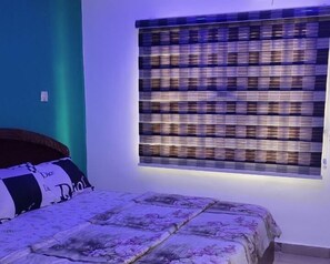 Chambre Simple | Fer et planche à repasser, draps fournis