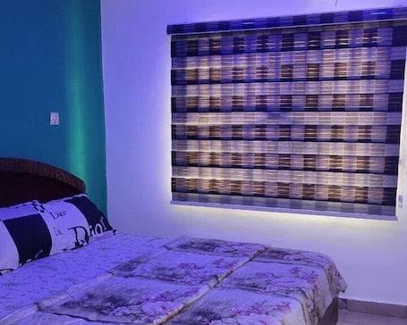 Tabla de planchar con plancha y ropa de cama