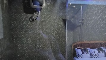Habitación doble Deluxe | Baño | Regadera, pantuflas, toallas