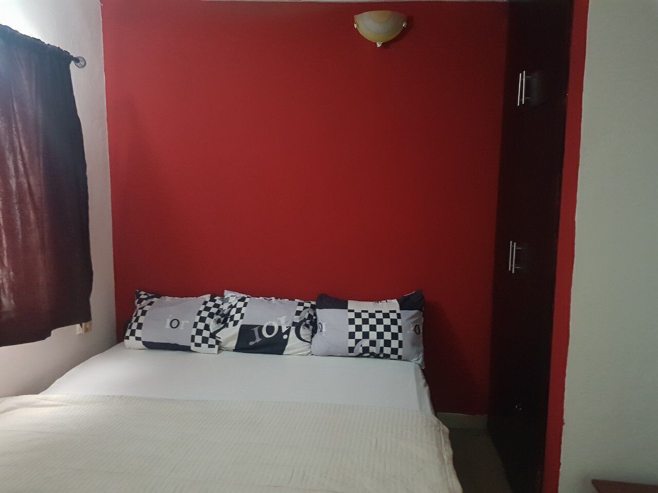 Iron/ironing board, bed sheets