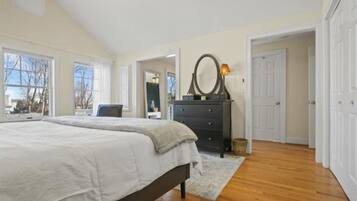 5 slaapkamers, een bureau, een strijkplank/strijkijzer, reisbedje