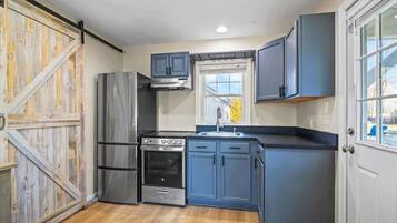 Een koelkast, een magnetron, een oven, een kookplaat