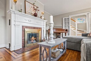 Smart TV, fireplace, ping pong, books