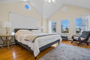 5 bedrooms, desk, iron/ironing board, travel cot - Charming beach home, complete with pool & cozy guest house! (Clinton)