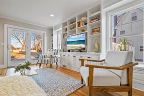 Smart TV, fireplace, ping pong, books
