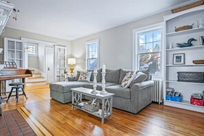 Smart TV, fireplace, ping pong, books - Charming beach home, complete with pool & cozy guest house! (Clinton)