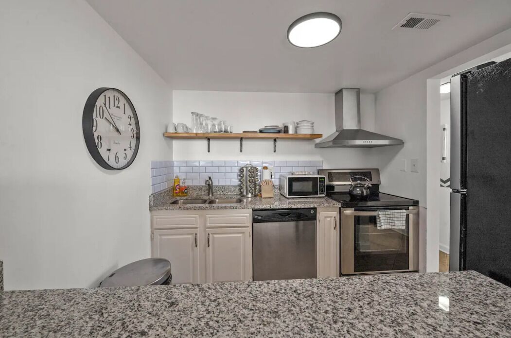 Spacious 3 bed, 2 bath - Holiday Towers unit 606