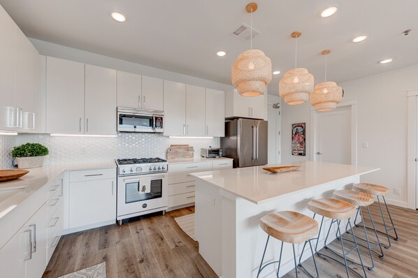 冷蔵庫、電子レンジ、オーブン、コンロ