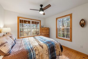 3 chambres, bureau, fer et planche à repasser, lit de bébé portatif