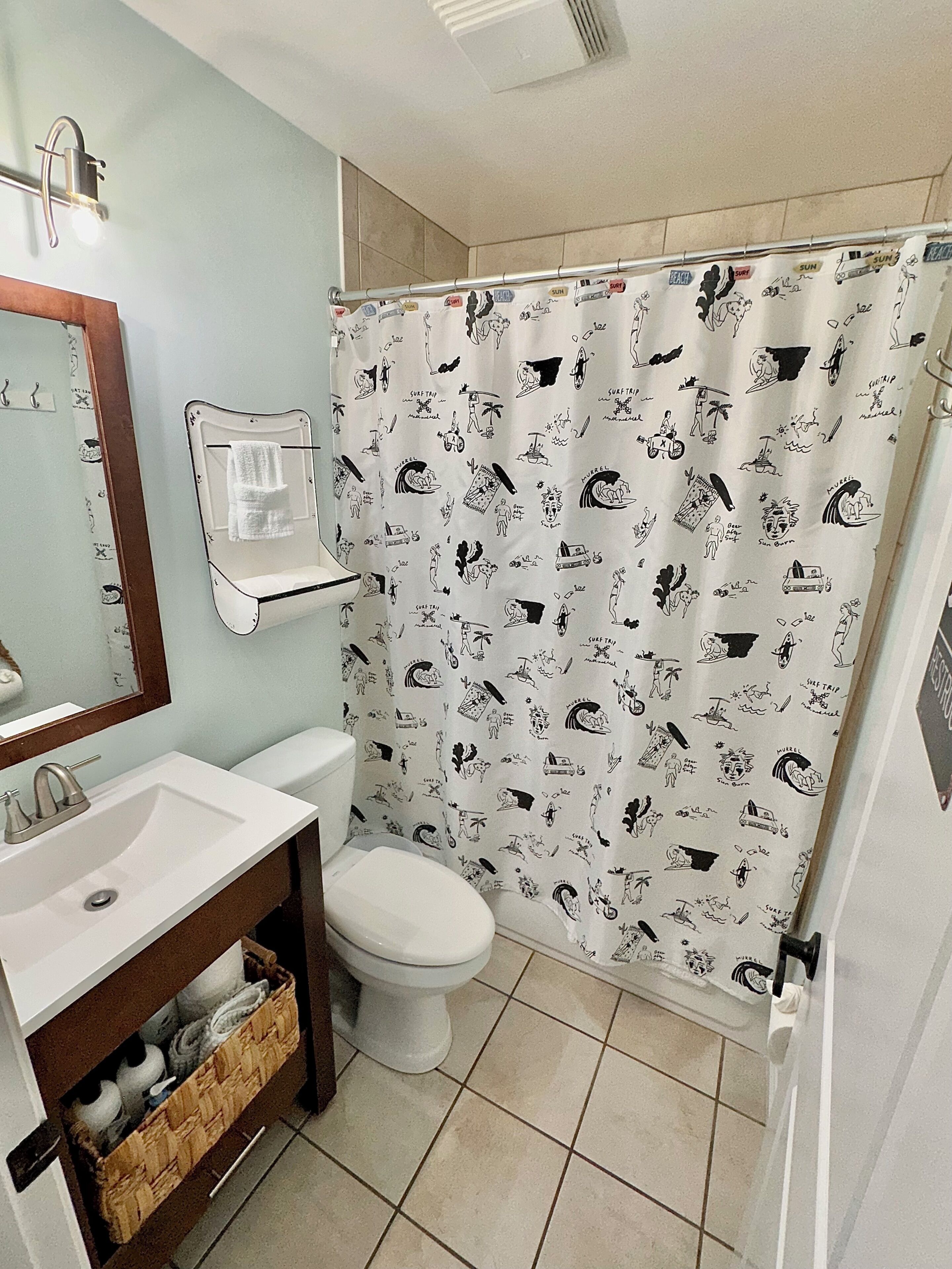 Douche, sèche-cheveux, serviettes fournies, savon