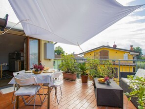 Table, Meubles, Plante, Chaise, Bâtiment, Pot De Fleur, Ciel, Ombre, Mobilier De Jardin, Architecture