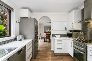 Micro-ondes, plaque de cuisson, lave-vaisselle
