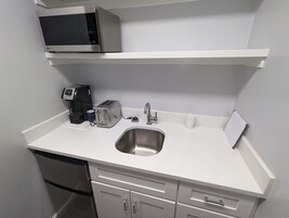 Luxury Room | Private kitchen | Mini-fridge, microwave