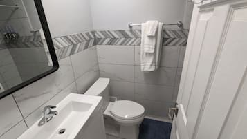 Luksus-værelse | Badeværelse | Kombination af bruser/badekar, håndklæder, Sæbe, Shampoo