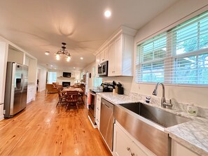 Fridge, microwave, oven, stovetop - The Whitehouse – Louisiana Country Getaway on 8 Peaceful Acres with Pond Views (Robert)