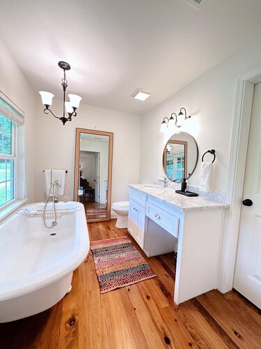 The Whitehouse – Louisiana Country Getaway on 8 Peaceful Acres with Pond Views