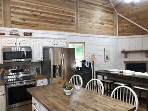 Køleskab, mikrobølgeovn, ovn, kogeplade