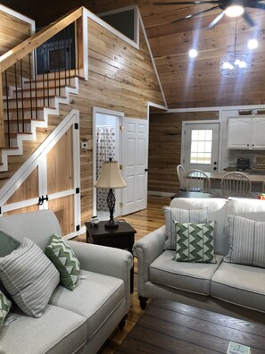 Smart TV - New Rustic Home Near State Dock (Jamestown)