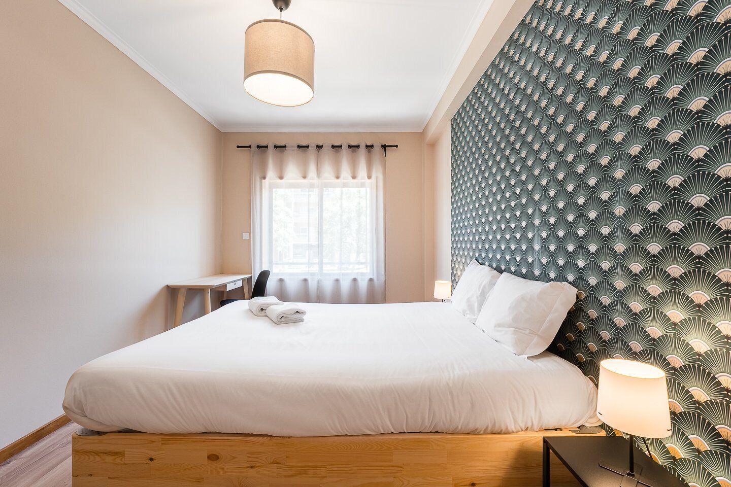2 slaapkamers, een bureau, een strijkplank/strijkijzer, internet