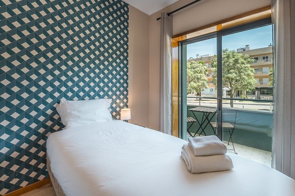 2 habitaciones, escritorio, tabla de planchar con plancha y internet