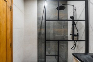 Een douche, een haardroger, handdoeken