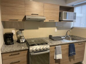 Full-sized fridge, microwave, oven, stovetop - Amazing 2BR in Parque España (Mexico City)