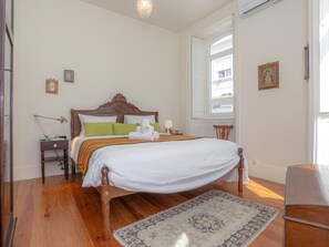 5 bedrooms, iron/ironing board, Internet, bed sheets