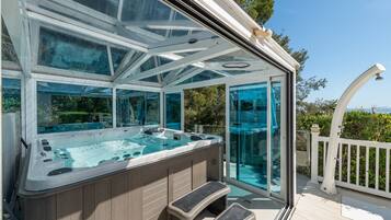 Tina de hidromasaje al aire libre