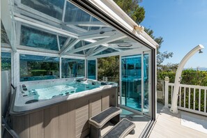 Bañera de hidromasaje al aire libre