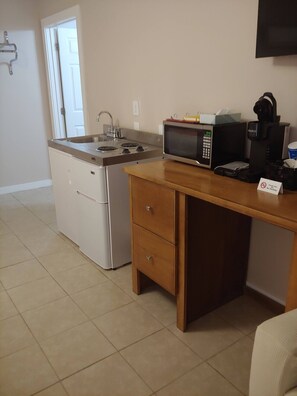 Microwave, coffee/tea maker, cookware/dishes/utensils, ice maker - Single Level Double Queen Cabin w/ Carport #3 (Kerrville)