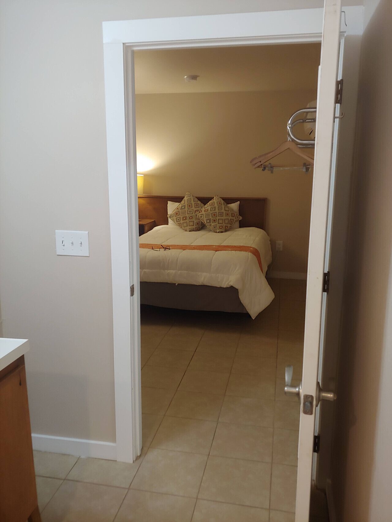 1 habitación, tabla de planchar con plancha, wifi gratis y ropa de cama 