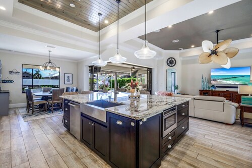 Lux 5BR/4BA South-Facing Waterfront / Pool, Hot Tub, Dock & Dual Master Suites