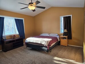 4 bedrooms, travel crib, WiFi, bed sheets - House in quiet country, near lakes, snowmobile trail access, close to state park (Hudson)