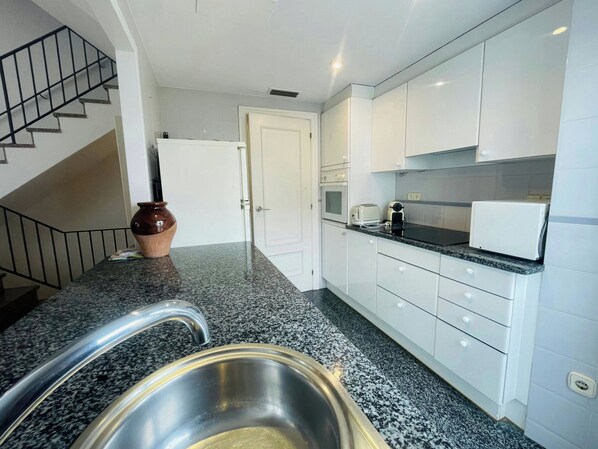 Refrigerador, microondas, horno y lavavajillas 