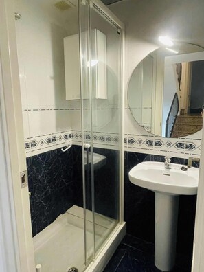 Douche, serviettes fournies