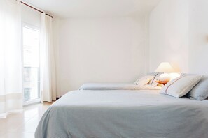 4 bedrooms, desk, WiFi, bed sheets - Tamariu Foraió Home for 6, AC/WiFi 50m beach near! (Tamariu)