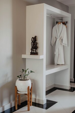 Minibar, escritorio, sistema de insonorización y wifi gratis