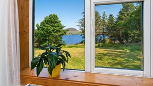 A window with a view of a lake, trees, and a mountain. - Cottage 446 - Letterfrack - sleeps 6 guests  in 3 bedrooms (Letterfrack)