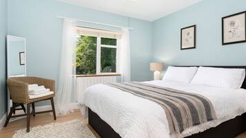 3 bedrooms, iron/ironing board, WiFi, bed sheets