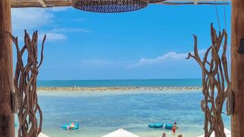 Plage, chaises longues, parasols, serviettes de plage