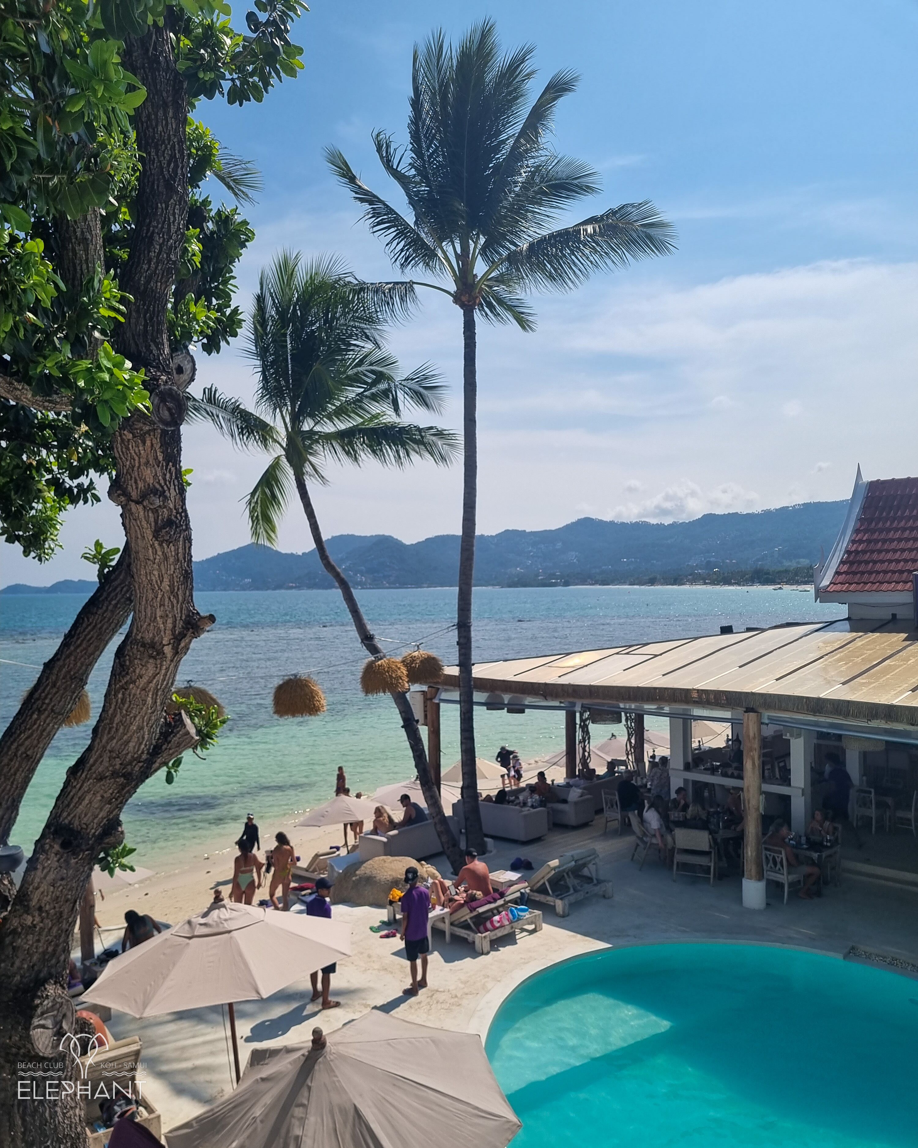 Piscina externa, funciona das 9h às 19h, guarda-sóis, espreguiçadeiras