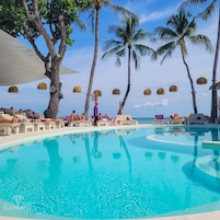 Una piscina al aire libre (de 09:00 a 19:00), sombrillas, tumbonas