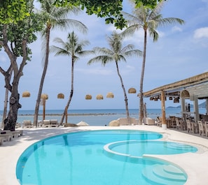 Ulkouima-allas avoinna 9.00–19.00, aurinkovarjoja, aurinkotuoleja