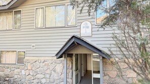 Exterior detail - Kirkwood 4A country style studio. (Thredbo)