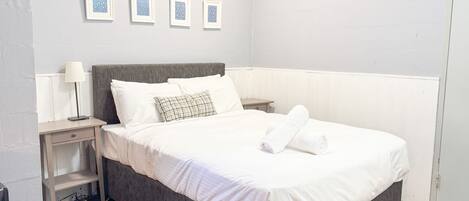 1 bedroom, bed sheets